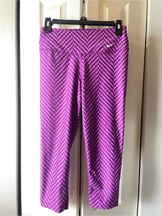 Nike Pants - Nike Magenta Chevron Cropped Leggings